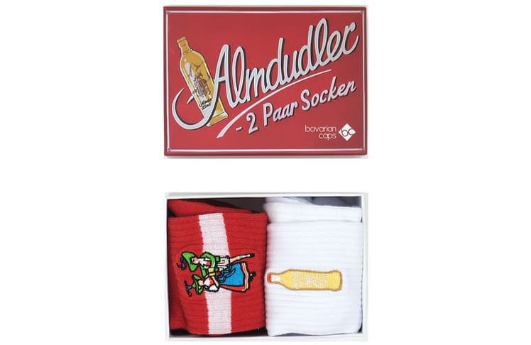 Gemeinsam mit Bavarian Caps hat Almdudler zudem eine Geschenkbox mit zwei Paar Socken aufgelegt.