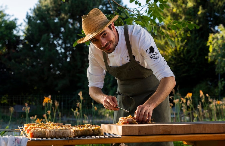 Klemens Gold von RAU nature based cuisine kochte am zweiten Tag für eine geladene Runde aus Landwirtschaft, Gastronomie, Lebensmittelwirtschaft und Wissenschaft.