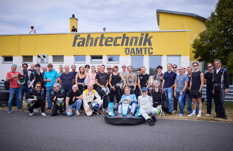 Alfons Haider (im Kart) mit den Motosportler:innen © ÖAMTC/APA-Fotoservice/Ben Leitner