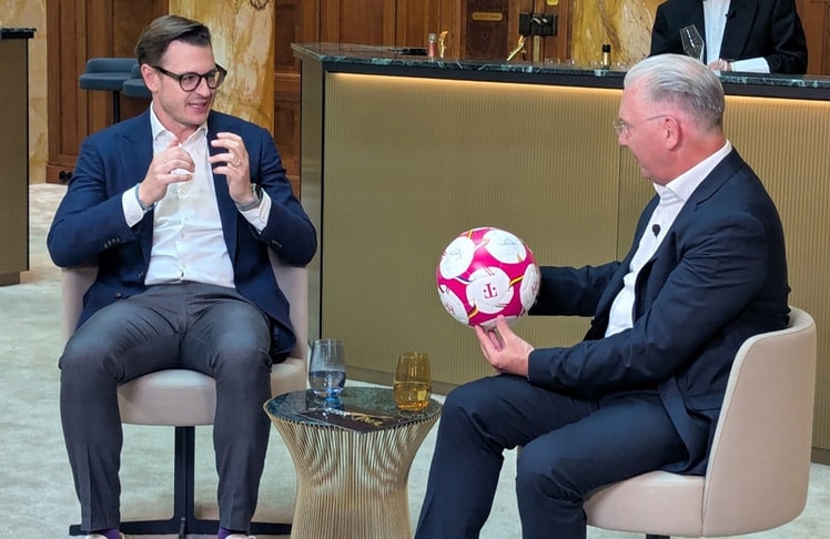 Thomas Kicker (l.) beim Interview mit Opinion Leaders Network-CEO Paul Leitenmüller. Was es mit dem Fußball auf sich hat, lesen Sie im Interview und/oder hören Sie im Pocast.