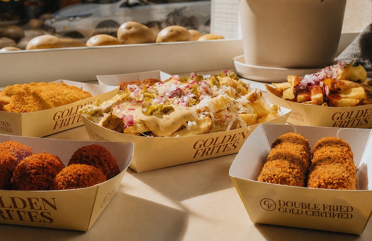 Neben individuell zusammengestellten Frites mit verschiedenen Saucen und Toppings stehen auch mehrere frittierte Snacks zur Auswahl.