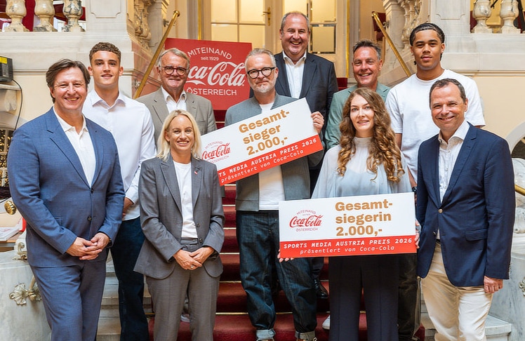 V.l.n.r.: Michael Schuen (Präsident Sports Media Austria), Nicolas Jozepović (U17-Nationalspieler), Hans Niessl (Präsident Sport Austria), Michaela Schmidt (Sportstaatssekretärin), Christoph Jochum (Sky Sport Austria & Gesamtsieger), Josef Pröll (Aufsichtsratsvorsitzender des ÖFB und ehemaliger Vizekanzler und Finanzminister), Silvana Strieder (Unschlagbar ehrlich Podcast & Gesamtsiegerin), Hermann Stadler (U17-Teamchef), Ifeanyi Ndukwe (U17-Nationalspieler) und Philipp Bodzenta (Unternehmenssprecher Coca-Cola Österreich).