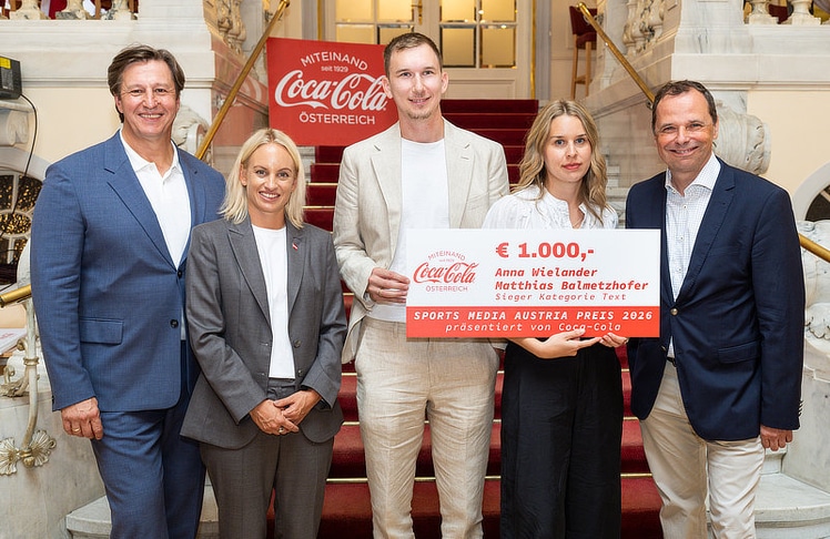 Matthias Balmetzhofer und Anna Wielander (3. & 4.v.l.) vom Standard entschieden die Kategorie "Text" für sich. Gratuliert haben (v.l.n.r.) Michael Schuen (Präsident Sports Media Austria), Michaela Schmidt (Sportstaatssekretärin) und Philipp Bodzenta (Unternehmenssprecher Coca-Cola Österreich).