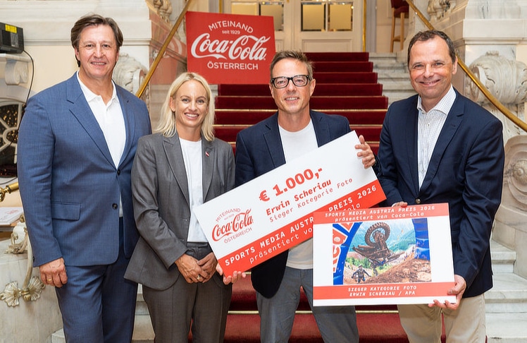 Erwin Scheriau (3.v.l.) wurde für seine Arbeit als freier Mitarbeiter der APA in der Kategorie "Foto" ausgezeichnet. Gratuliert haben (v.l.n.r.) Michael Schuen (Präsident Sports Media Austria), Michaela Schmidt (Sportstaatssekretärin) und Philipp Bodzenta (Unternehmenssprecher Coca-Cola Österreich).