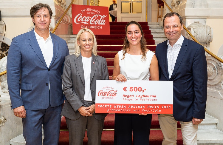 Megan Leybourne (3.v.l.) erhielt für ORF-Sport am Sonntag den Nachwuchspreis für Journalist:innen unter 28 Jahren. Gratuliert haben (v.l.n.r.) Michael Schuen (Präsident Sports Media Austria), Michaela Schmidt (Sportstaatssekretärin) und Philipp Bodzenta (Unternehmenssprecher Coca-Cola Österreich).