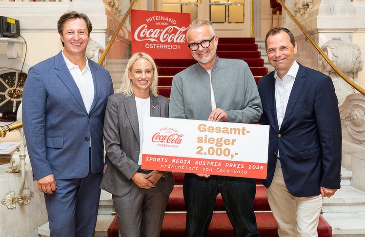 Christoph Jochum (3.v.l.) gewann für Sky Sport Austria die Kategorie "Video" und ging ebenfalls als Gesamtsieger hervor. Gratuliert haben (v.l.n.r.) Michael Schuen (Präsident Sports Media Austria), Michaela Schmidt (Sportstaatssekretärin) und Philipp Bodzenta (Unternehmenssprecher Coca-Cola Österreich).