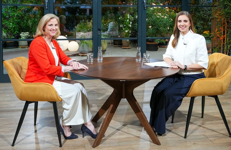 Außenministerin und NEOS-Chefin Beate Meinl-Reisinger (l.) und Moderatorin Simone Stribl.