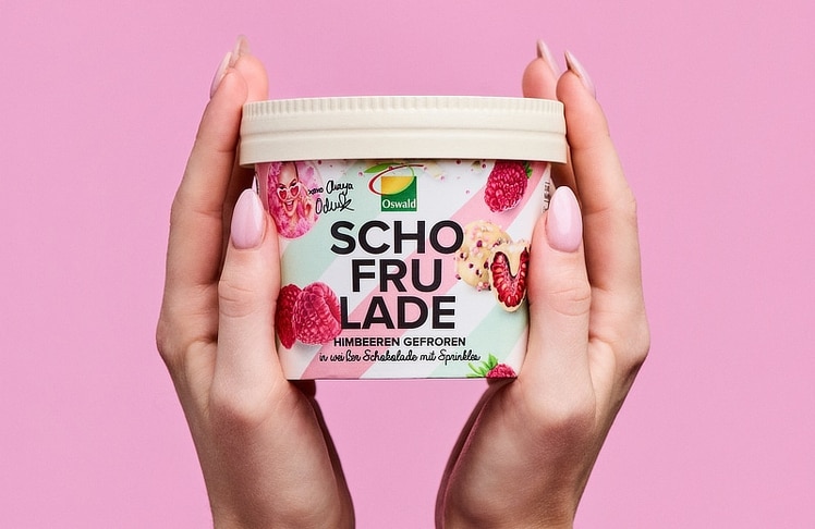 Gemeinsam mit Cheyenne Ochsenknecht präsentiert Schofrulade die neue Sorte Himbeere in weißer Schokolade mit Sprinkles. © Simon Fortmüller