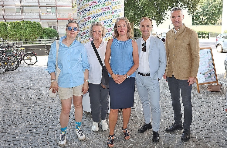 V.l.n.r.: Martina Berger-Klingler (Kuratorin), Elfrid Wimmer-Repp (Vorsitzende des Kunstbeirats), Dagmar Aigner (Abteilungsvorständin der Kulturabteilung Stadt Salzburg), Bernhard Auinger (Bürgermeister) und Dominik Sobota (Geschäftsführer der Progress Werbung)