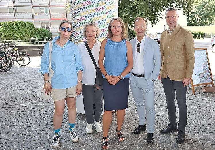 Salzburger Litfaßsäulen fordern mit Kunst den Blickwinkel heraus
