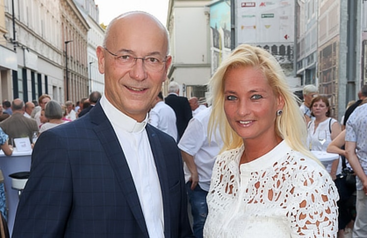 Dompfarrer Toni Faber und Begleitung Natalie Nemec 