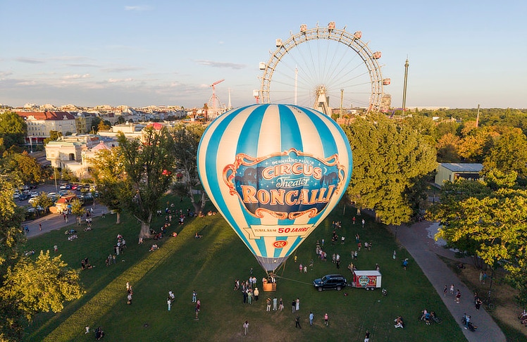 Der 25 Meter hohe und 21 Meter breite Heißluftballon entwickelte sich zum Fotohotspot vor dem Wiener Riesenrad.