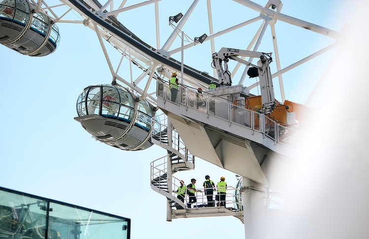 Das 135 Meter hohe London Eye wiegt rund 2.100 Tonnen und zählt zu den bekanntesten Wahrzeichen Londons.