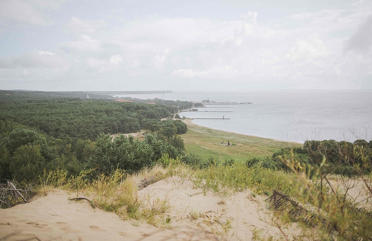 Die Kurische Nehrung zählt mit ihren weitläufigen Dünen und Stränden zu den landschaftlichen Höhepunkten der Region. © Laima and Simas