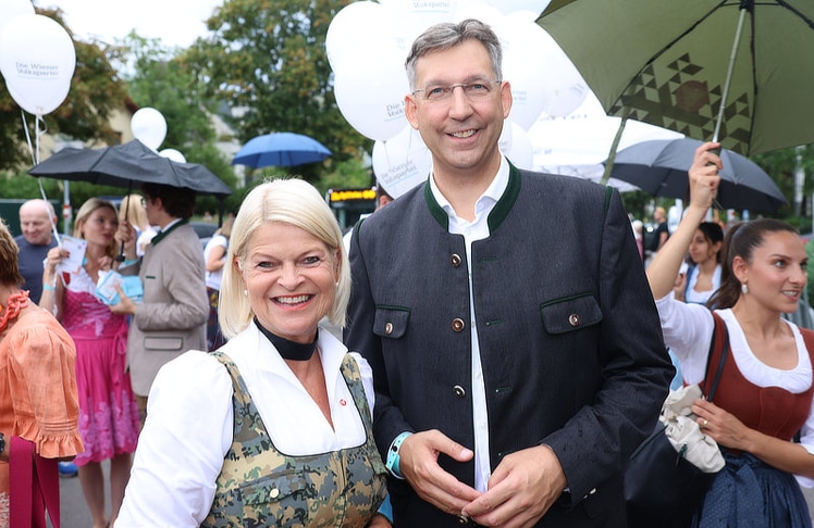 Verteidigungsministerin Klaudia Tanner mit Wiener ÖVP-Chef und Bezirksvorsteher der Inneren Stadt Markus Figl.