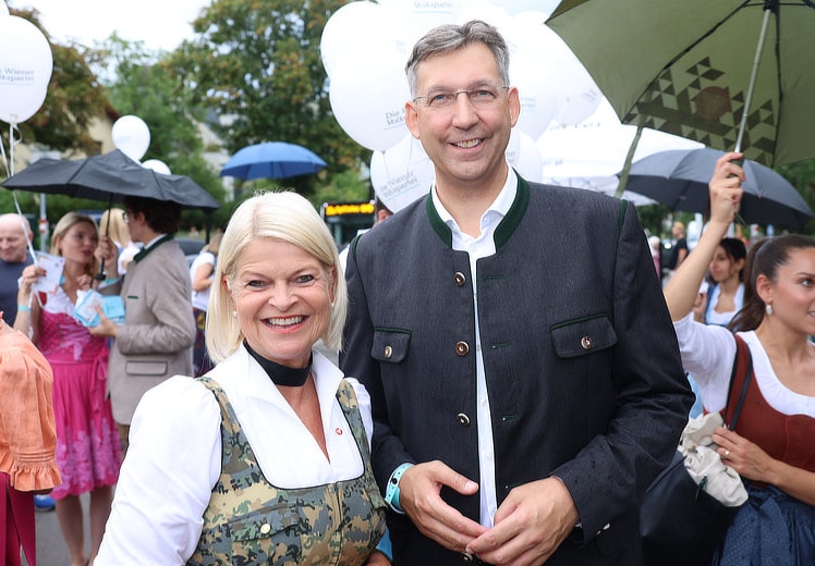 Neustifter Kirtag sorgte trotz Regen für Promi-Auflauf