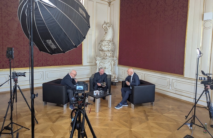 Gedreht wurde die aktuelle Folge in den Räumlichkeiten der Hofburg Vienna.