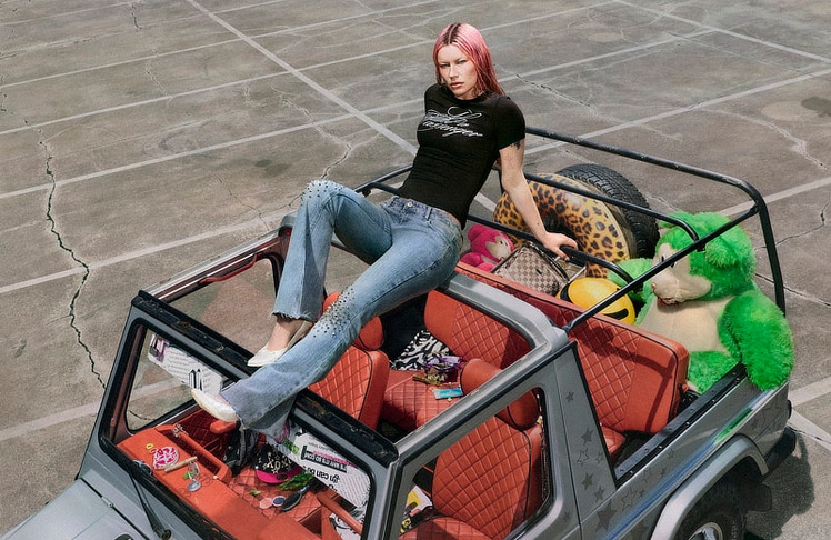 "Wet Leg"-Frontfrau Rhian Teasdale übernimmt die Hauptrolle im Kampagnenfilm "Not a Passenger".