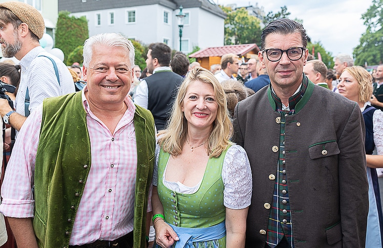 V.l.n.r.: Landtagsabgeordneter Hans Arsenovic, Vizebürgermeisterin und Bildungsstadträtin Bettina Emmerling und  Landtagsabgeordneter Udo Guggenbichler © LEADERSNET/R. Brunhölzl