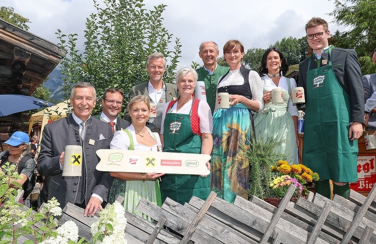 V.l.n.r.: Erich Zauner (Obmann Raiffeisenverband Salzburg), Rudolf Müllner (Bürgermeister Maria Alm), Eveline Bimminger (Projektleitung Bauernherbst), Josef Schwaiger (Obmann TVB Hochkönig), Claudia Entleitner (Landesbäuerin), Leo Bauernberger (GF SalzburgerLand Tourismus), Astrid Steharnig-Staudinger (GF Österreich Werbung), Christine Scharfetter (GF Hochkönig Tourismus) und Maximilian Aigner (Landesrat)