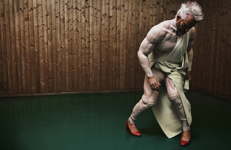 Die fotografische Serie bewegt sich zwischen Stärke und Verletzlichkeit und hinterfragt, welche Erwartungen an den vermeintlich perfekten Körper gestellt werden.