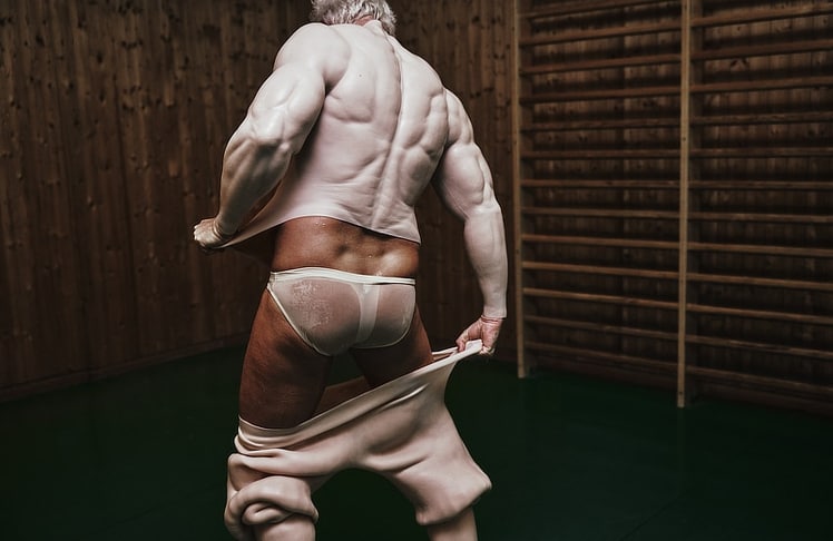 Für "The Cult of Perfection" verbindet Franz Josef Baur Elemente aus Performance, Fotografie und Body Art.