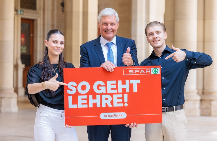 Spar-Vorstandsvorsitzender Hans K. Reisch mit zwei Lehrlingen.