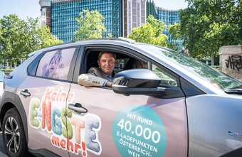 Peter Hanke will mit gebrandeten E-Taxis die Angst vor Elektromobilität nehmen