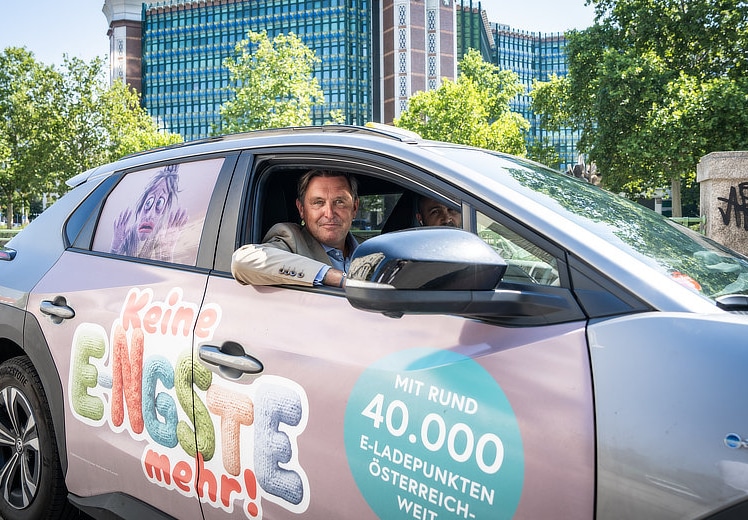 Peter Hanke will mit gebrandeten E-Taxis die Angst vor Elektromobilität nehmen