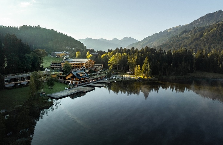 Das Alpenhotel Kitzbühel ist direkt am Schwarzsee gelegen. 