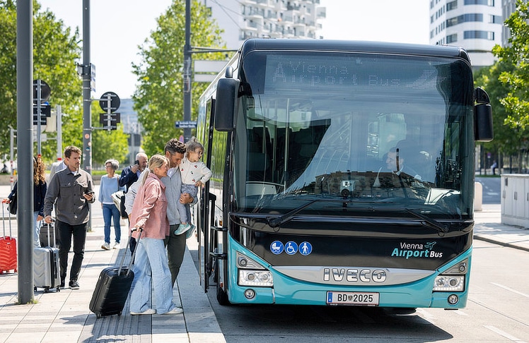 Die Tickets für die neue Buslinie sind online, an den Ticketautomaten sowie direkt bei den Buslenker:innen erhältlich.