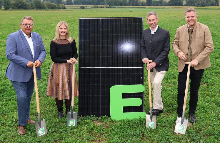 V.l.n.r.: Martin Graf (Vorstand Energie Steiermark), Nora Licker (Energie Steiermark Projektleitung Stellvertretung PV-Park Feiting), Werner Ressi (Vorstand Energie Steiermark) und Christian Sekli (Bürgermeister Allerheiligen bei Wildon) © Energie Steiermark 