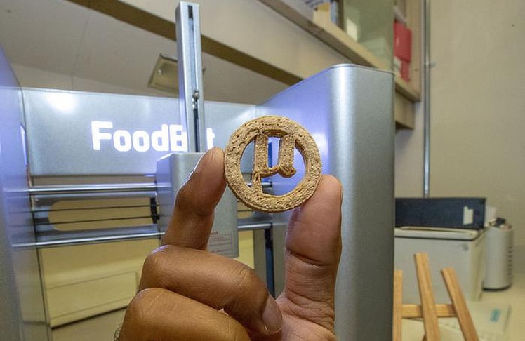 Dieser Keks wird aus pflanzlichen Abfallstoffen und Kunststoff hergestellt und könnte Menschen überall versorgen – von U-Booten bis hin zu Raumschiffen.