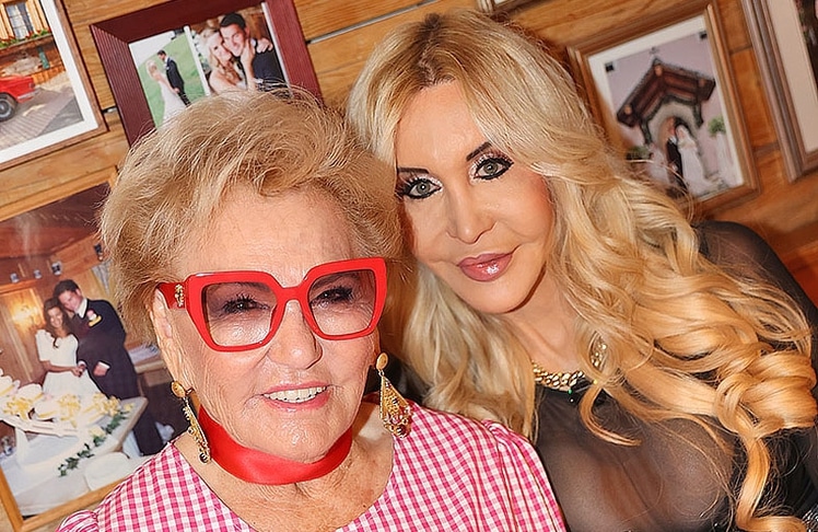 Gastgeberin Rosi Schipflinger (l.) und Erotikdarstellerin Dolly Buster