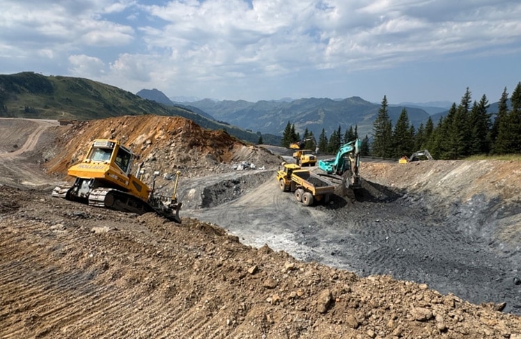 Eines der aktuellen Infrastrukturprojekte von KitzSki ist der Bau eines neuen Wasserspeichers.