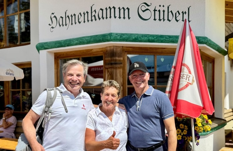 Anton Bodner (l.) und Paul Leitenmüller mit Hahnenkamm-Stüberl-Wirtin Lisi