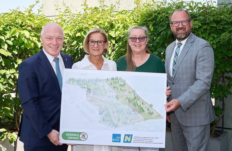 V.l.n.r.: ecoplus Geschäftsführer Helmut Miernicki, Landeshauptfrau Johanna Mikl-Leitner, Gabriela Schwott, Verwaltungskoordinatorin & Tour Guide Bärenwald Arbesbach und ecoplus Prokurist Bernhard Ebner 