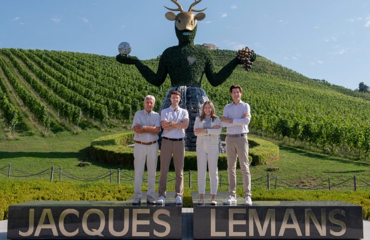 Alfred, Christian, Michaela und Andreas Riedl vor André Hellers "Zeitgöttin" © Jacques Lemans