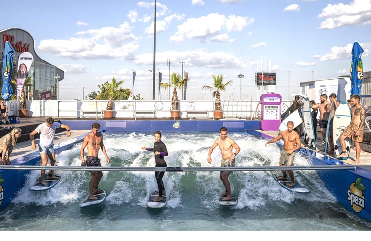 Die von Listerne gesponserte Citywave inklusive "Shower" steht Besucher:innen noch bis Ende September 2026 zur Verfügung. © Stefan Knittel/CitywaveAT