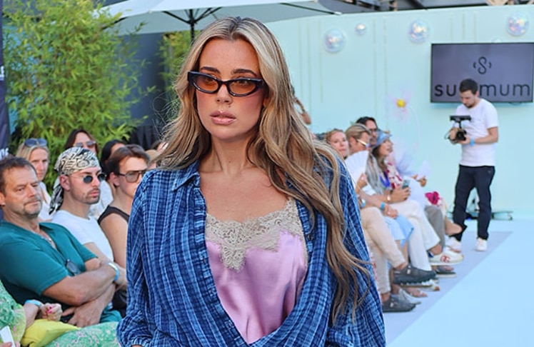 Topmodel Nadine Mirada zeigte sich auf dem Laufsteg unbeeindruckt von der Hitze.