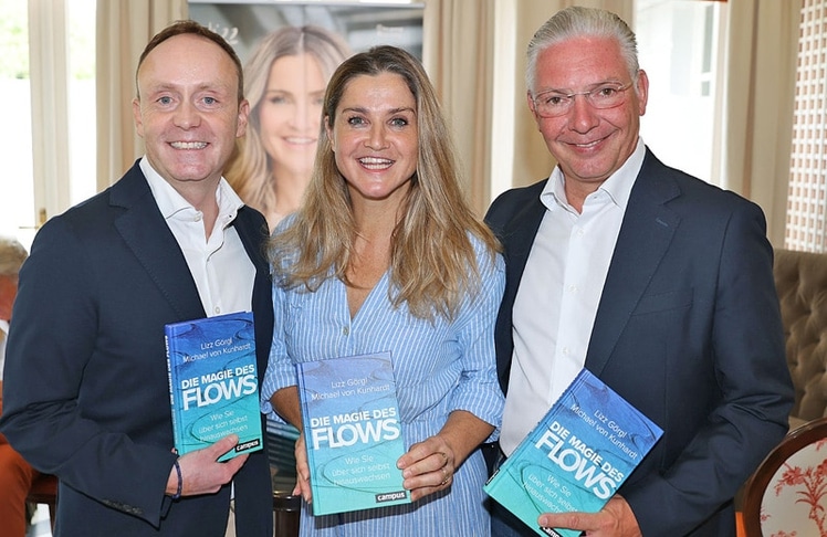 Das Interview wurde im Rahmen des Crif Business Breakfast 2026 in Salzburg aufgenommen (v.l.n.r.): Gerald Eder-Schmidinger (Executive Director Sales Crif), Lizz Görgl und Paul Leitenmüller (CEO Opinion Leaders Network)