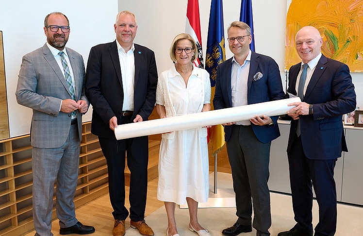 V.l.n.r.: ecoplus Prokurist Bernhard Ebner, Thomas Gröger, ecoplus Clustermanager Kunststoff-Cluster und Mechatronik-Cluster, Landeshauptfrau Johanna Mikl-Leitner, Stefan Chalupnik, Geschäftsführer G. Coreth Kunststoffverarbeitungs GmbH und ecoplus Geschäftsführer Helmut Miernicki © NLK Pfeiffer 