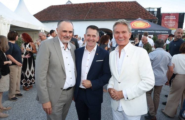 V.l.n.r.: Burgenlands Landeshauptmann Hans Peter Doskozil, der Protokollchef des Landes Burgenland Rainer Winter und Generalintendant Alfons Haider 