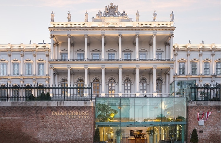 Seit dem dem 3. August 2026 empfängt das Palais Coburg wieder Hotelgäste. Die historischen Prunkräume folgen zu einem späteren Zeitpunkt und ergänzen dann als kulinarischer Mittelpunkt des Hauses das Silvio Nickol Gourmet Restaurant. Spa und Pool liegen über den Dächern Wiens.