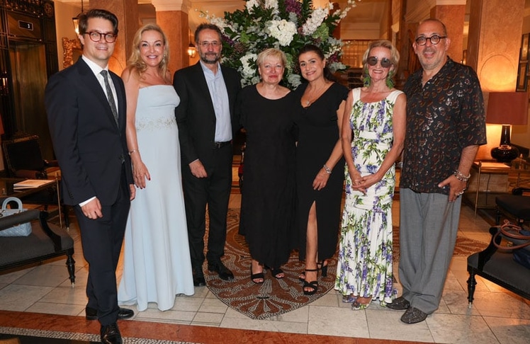 V.l.n.r. Lukas Crepaz (Kaufmännischer Direktor), Kristina Hammer (Festspielpräsidentin), Dirigent Gianluca Capuano, Karin Bergmann (Interim. Intendantin), Cecilia Bartoli (Weltstar und Künstlerische Leiterin der Pfingstfestspiele), Elisabeth Gürtler-Mauthner (Vertreterin der Eigentümerfamilie Hotel Sacher), Regisseur Barrie Kosky © Franz Neumayr