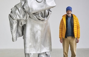 Wenn Kissen zu Träumern werden: Das Museo Fortuny präsentiert Erwin Wurm erstmals in Italien