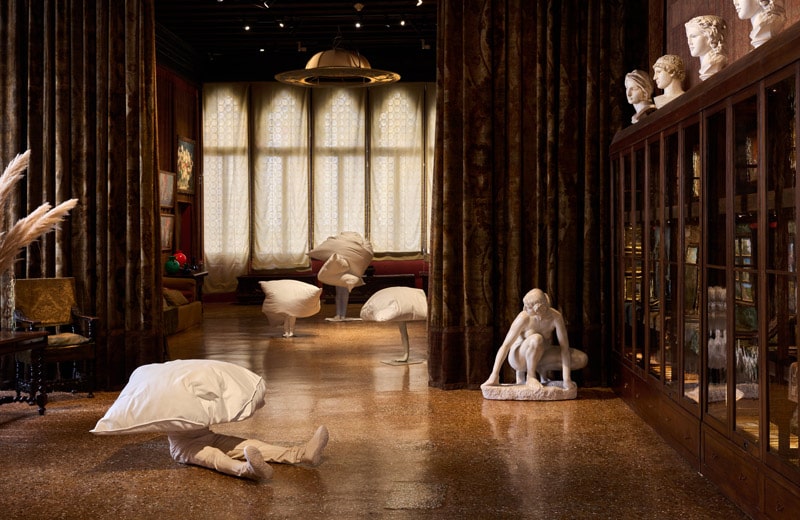 Die Ausstellung. Ein Dialog zwischen den Skulpturen von Erwin Wurm und dem Werk Mariano Fortunys. Kuratiert von Elisabetta Barisoni und Cristina Da Roit.