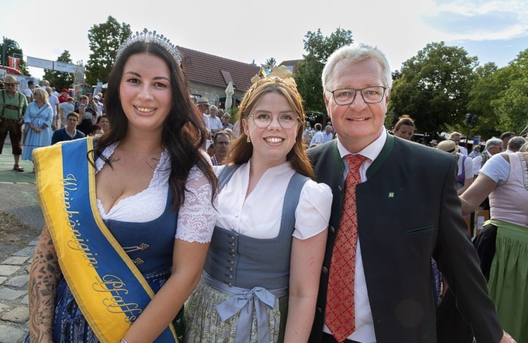 V.l.n.r.: Pfaffstättner Weinkönigin Amanda, NÖ Weinkönigin Marie Huber und Bürgermeister Christoph Kainz.