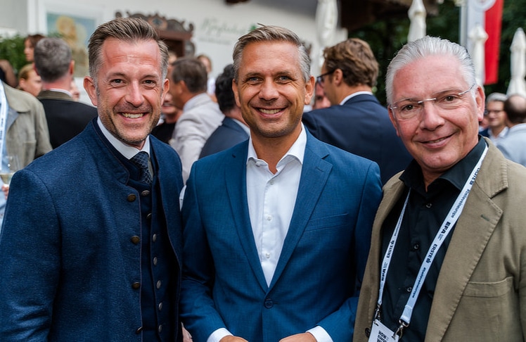 V.l.n.r.: Gregor Schütze (Geschäftsführer, Schütze Public Results), Wolfgang Hattmannsdorfer (Bundesminister für Wirtschaft, Energie und Tourismus) und Paul Leitenmüller (CEO, Opinion Leaders Network).