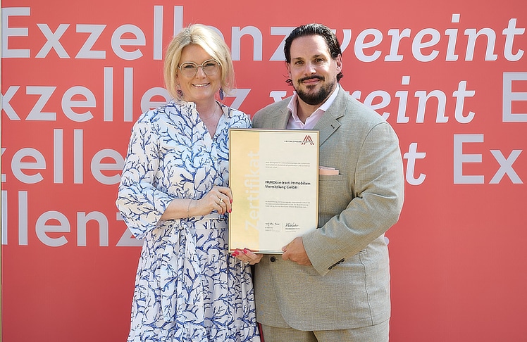 Monica Rintersbacher (Geschäftsführerin, Leitbetriebe Austria) überreicht das Leitbetriebe Austria-Zertifikat an Sascha Haimovici (geschäftsführender Gesellschafter, IMMOcontract Immobilien Vermittlung GmbH) © Sabine Klimpt